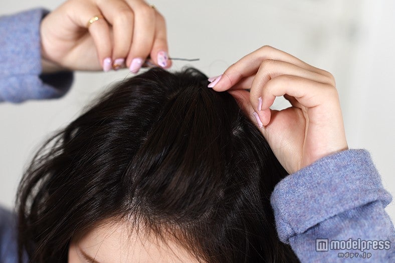 前髪はポンパドールに／モデル：河西里音