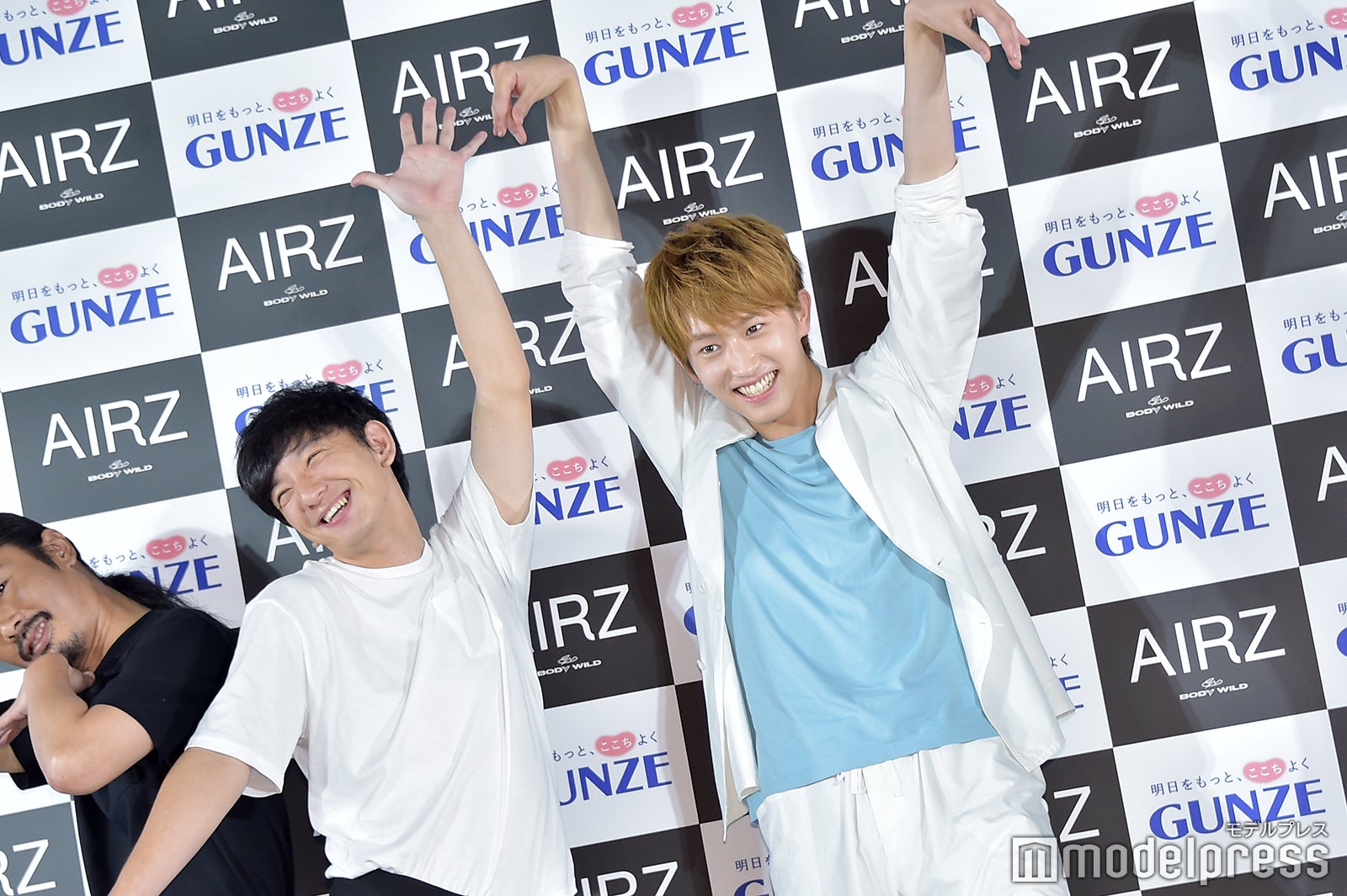 “解放感のあるポーズ”を決める杉野遥亮 （C）モデルプレス