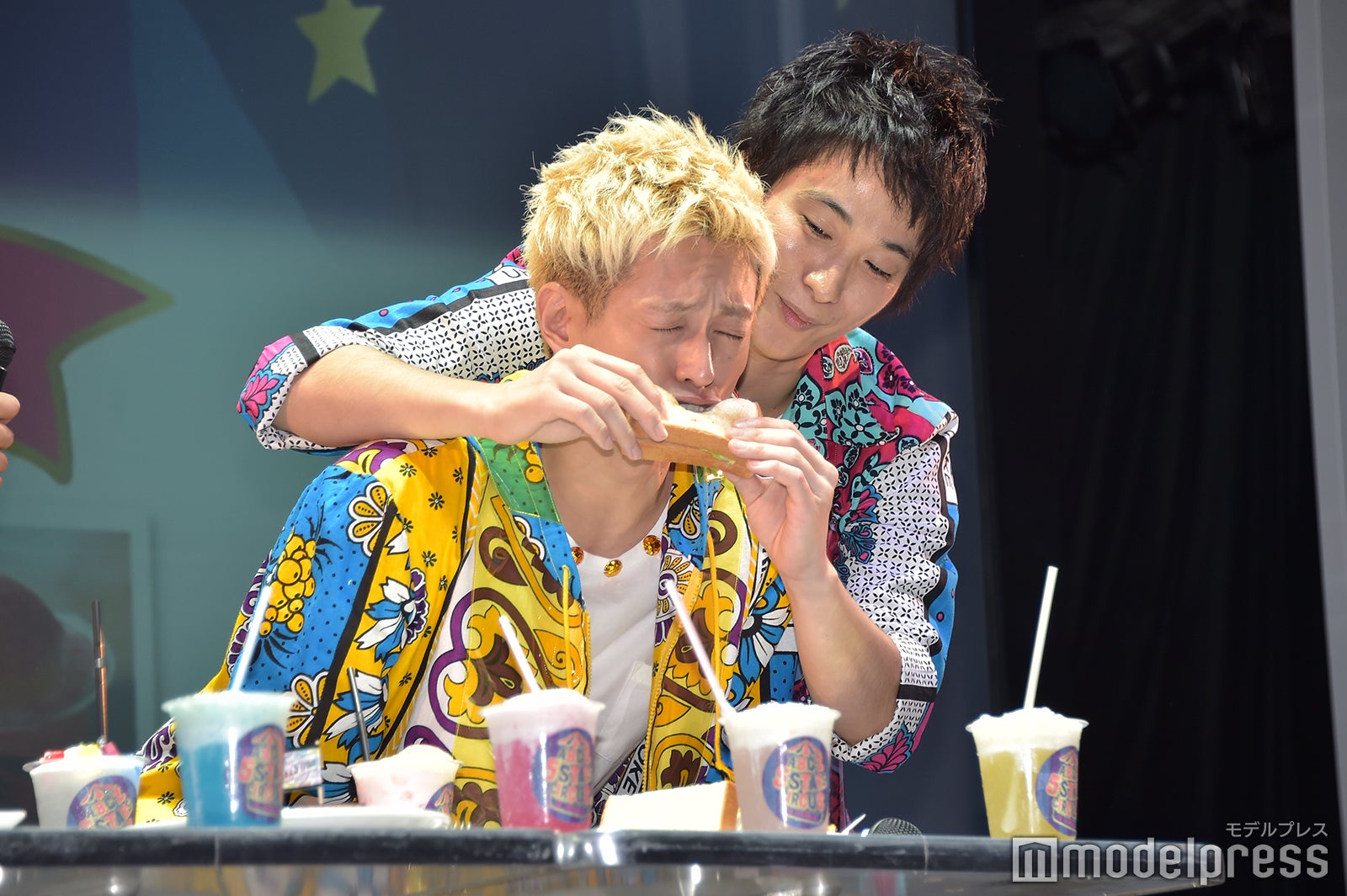 「あ～んしてもらわないと絶対動かないぞ」とおねだりする塚田僚一（左）に「あ～ん」をしてあげる優しい戸塚祥太（右）／（C）モデルプレス