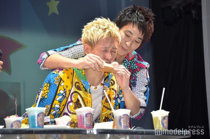 「あ~んしてもらわないと絶対動かないぞ」とおねだりする塚田僚一(左)に「あ~ん」をしてあげる優しい戸塚祥太(右)/(C)モデルプレス