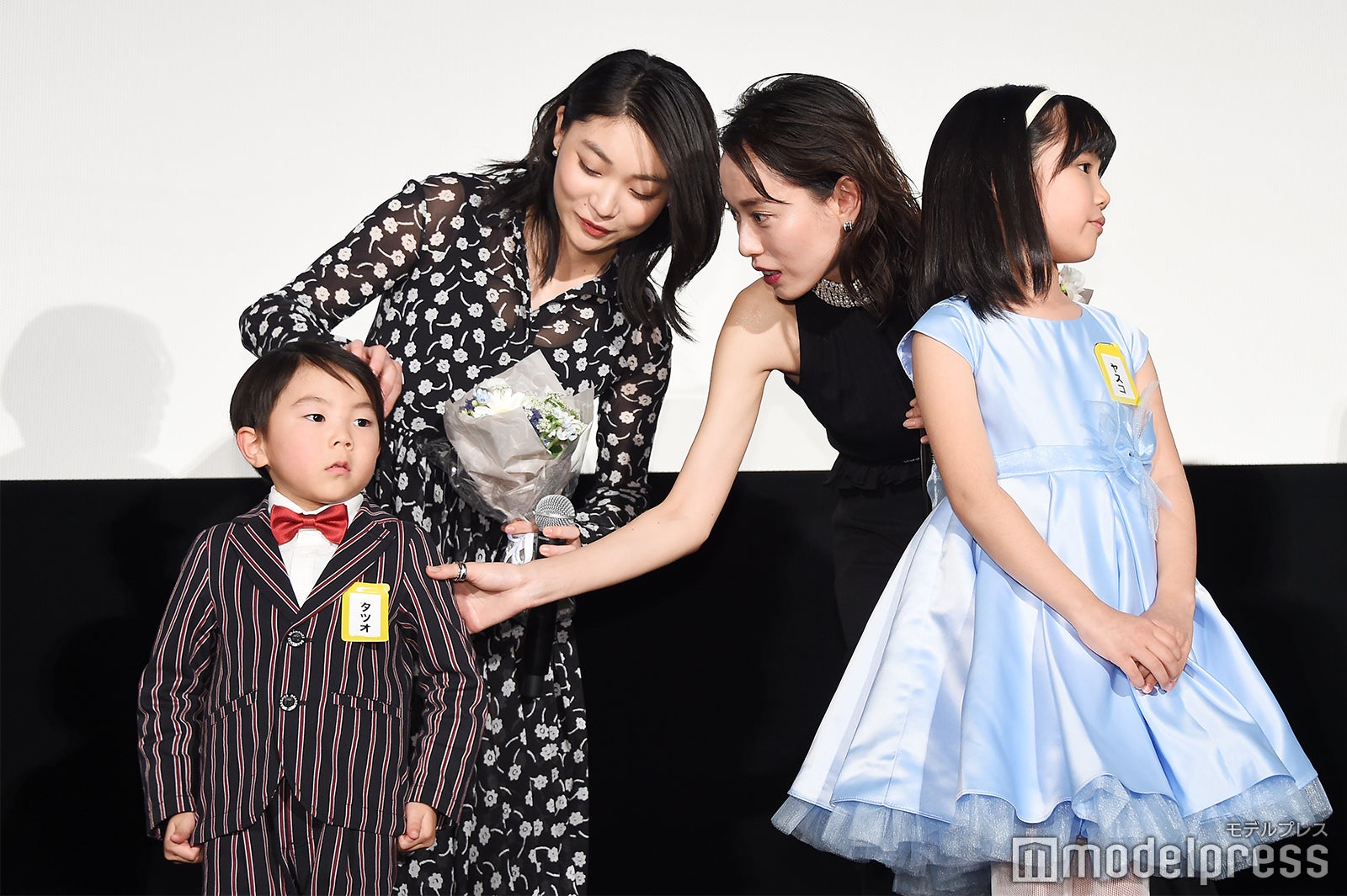 緊張する子役に声をかける三浦透子、戸田恵梨香（C）モデルプレス