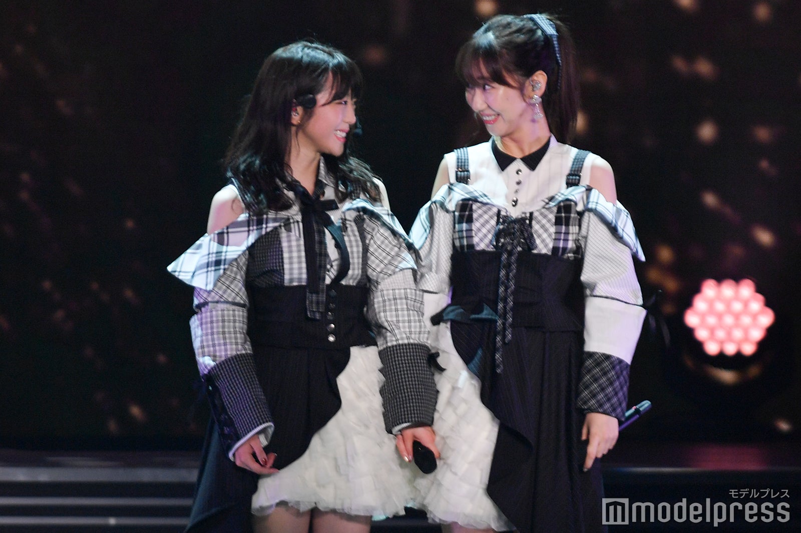 峯岸みなみ、柏木由紀「峯岸みなみ卒業コンサート～桜の咲かない春はない～」（C）モデルプレス