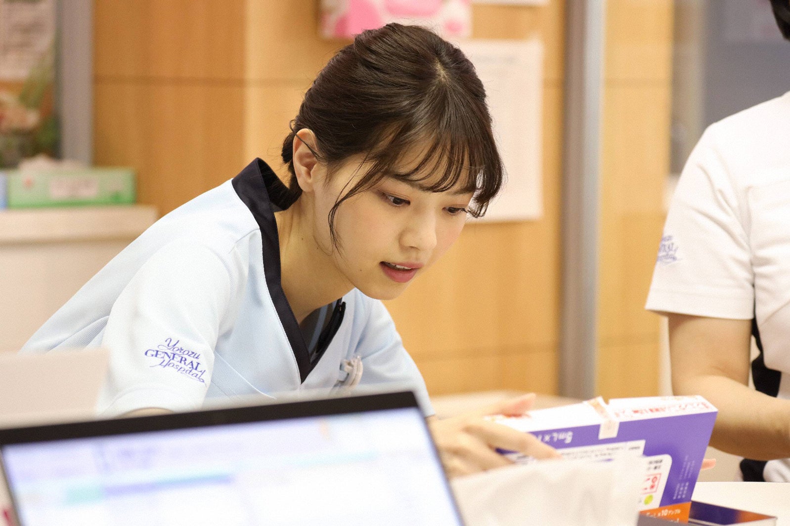 西野七瀬／「アンサング・シンデレラ 病院薬剤師の処方箋」第2話より（C）フジテレビ