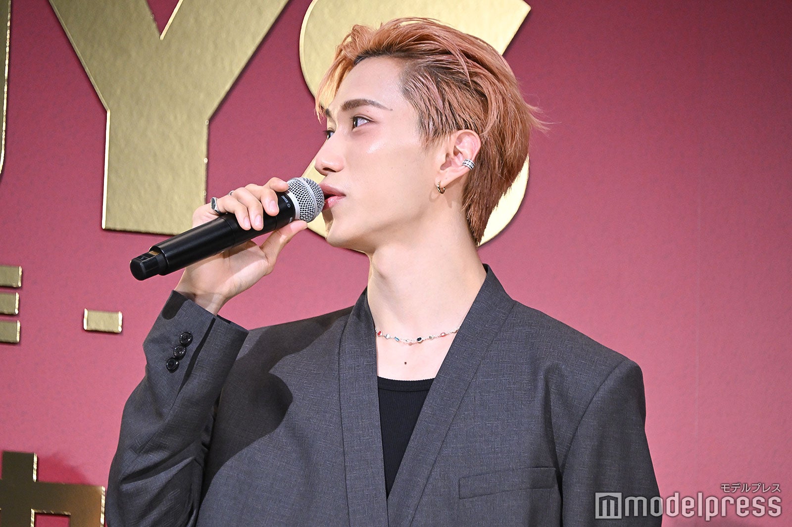 アメリカの陽キャの魅力を語る池崎理人（C）モデルプレス