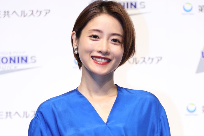 「Destiny」石原さとみ＆亀梨和也、“頭コツン”＆肩組み密着ショット公開「キュンとした」「眼福」と反響続々