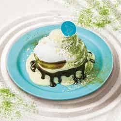 究極の生クリームの宇治抹茶ホワイトチョコミルクパンケーキ 1040円／画像提供：オペレーションファクトリー