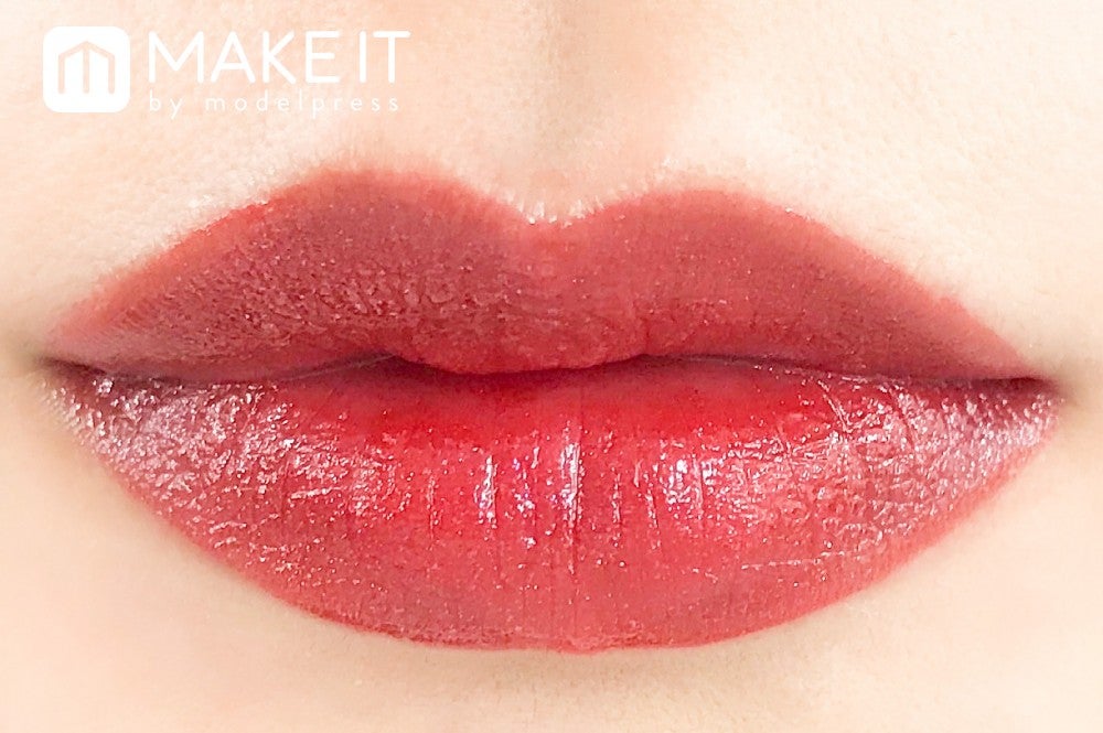 shu uemura／ルージュ アンリミテッド ラッカーシャイン／H LS RD 184（holo effect）使用 (C)メイクイット