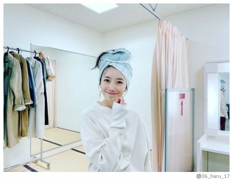 波瑠、楽屋でのオフ姿ショットに「肌ツヤツヤ」「透明感すごい」の声