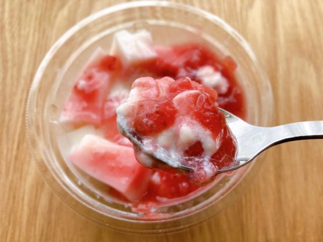 夏にぴったりなもっちりわらび餅練乳いちご