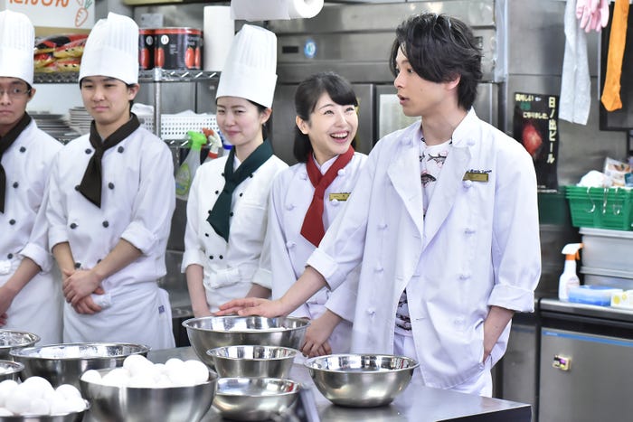 浜辺美波、中村倫也/「崖っぷちホテル!」第5話より(C)日本テレビ