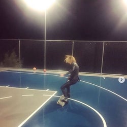 YOSHIKI、意外なスケボー写真に驚きの声「激レア」「ブーツで…」