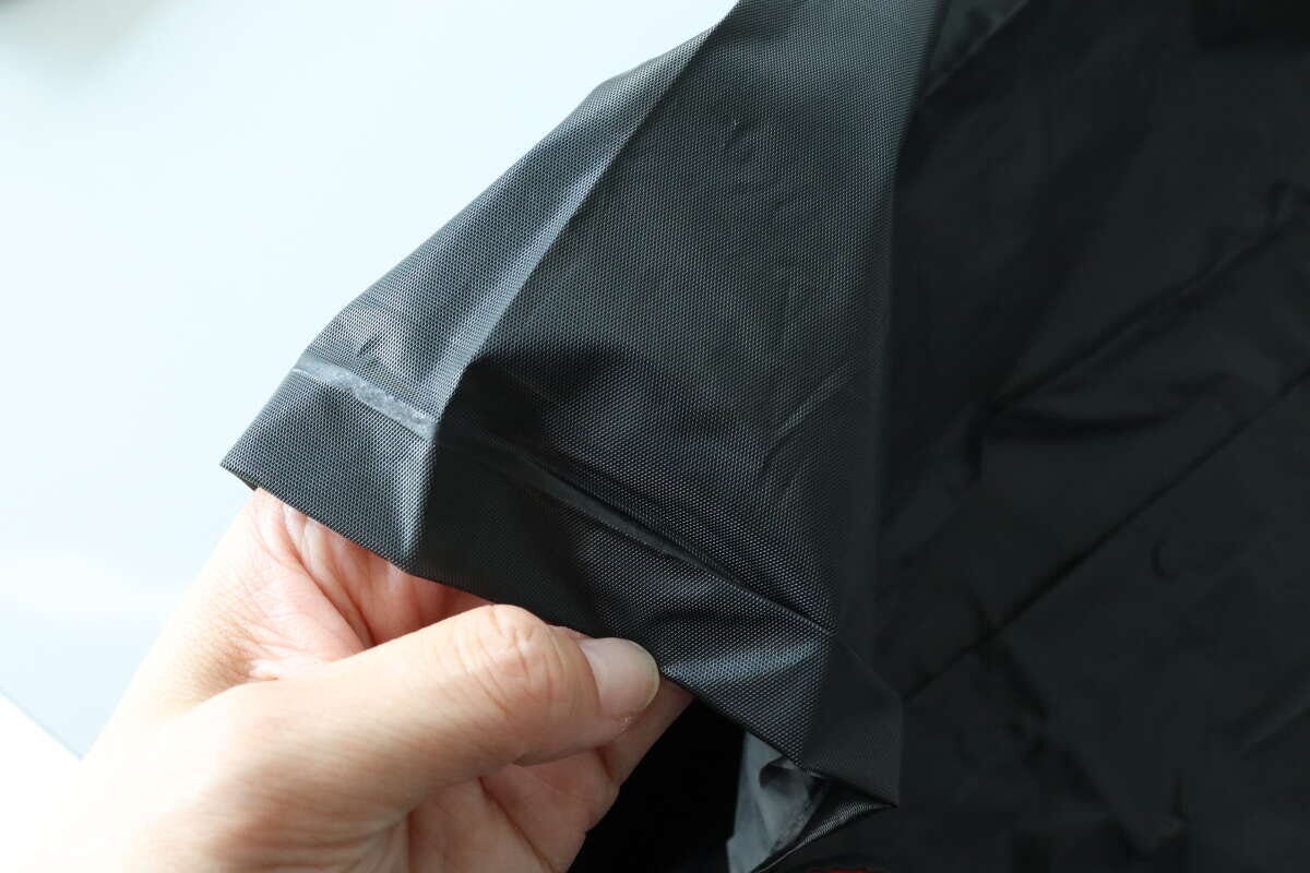 分離式レインジャケット（大人用、ブラック）　素材感