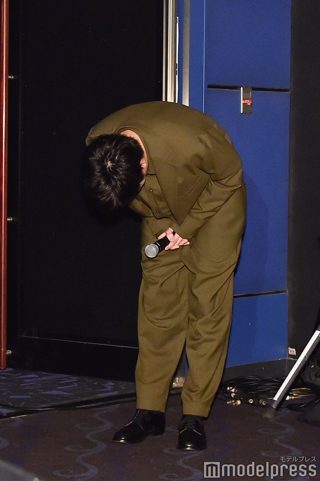 田中圭、深くお辞儀 （C）モデルプレス