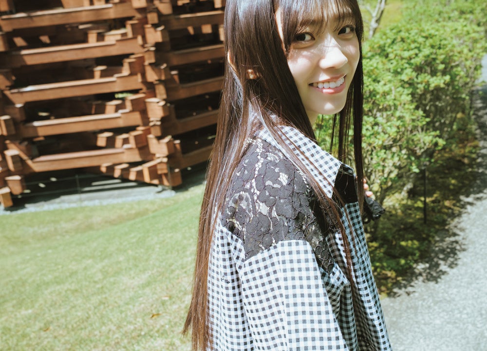 佐藤愛桜：撮影／前康輔　スタイリング／優哉　ヘアメイク／田村直子　デザイン／松本麻実（GROSVENOR design.）