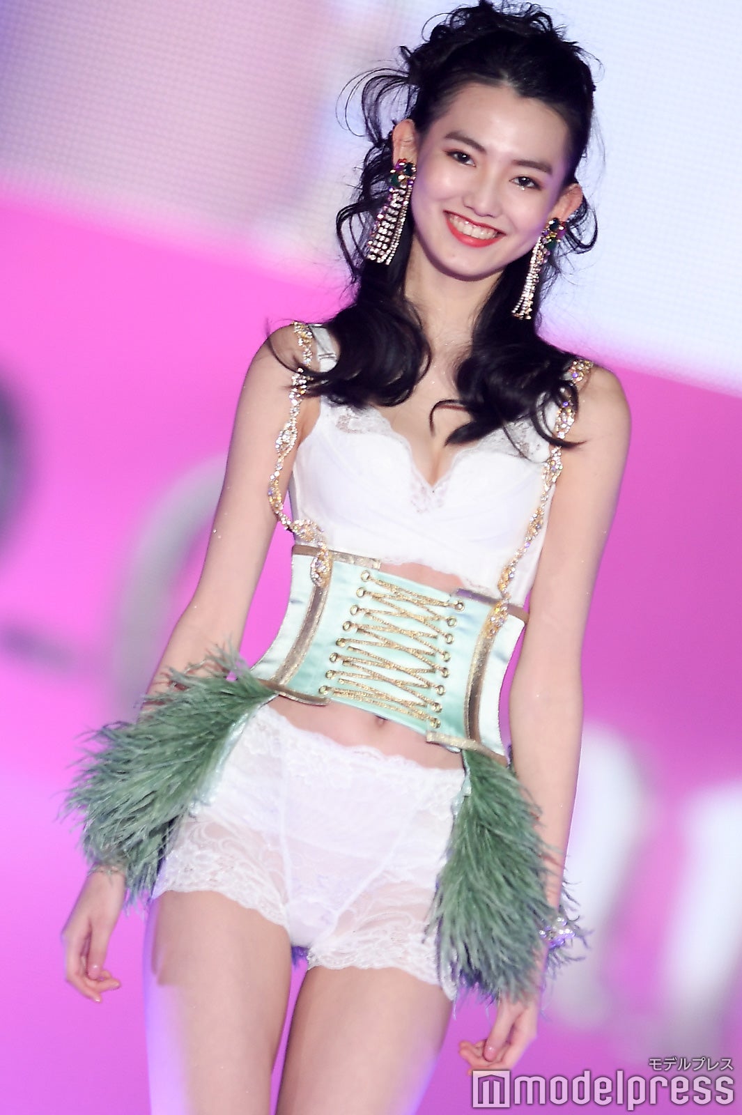 “菜々緒2世”黒木麗奈、圧巻の美脚＆美バストあらわ　ランジェリー姿で抜群の存在感＜関コレ2019S／S＞