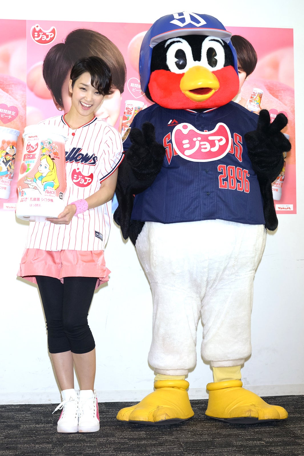 剛力彩芽、つば九郎／（C）Disney