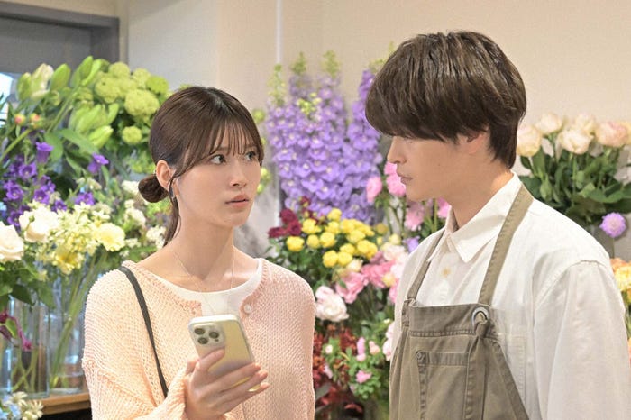 生見愛瑠、瀬戸康史「くるり~誰が私と恋をした?~」第6話より(C)TBS