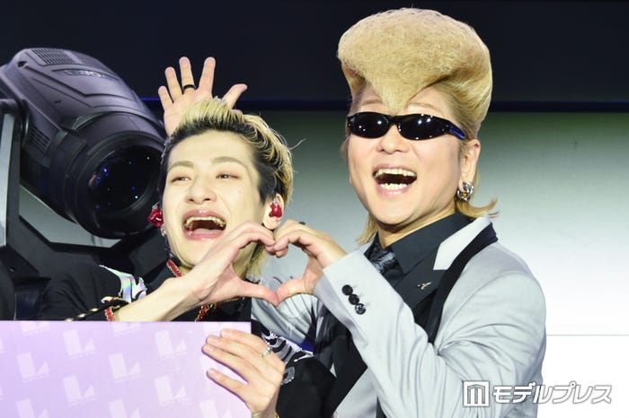 綾小路翔と可愛いポーズを決める芳賀柊斗(C)モデルプレス