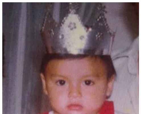 アレク、幼少期の写真が“息子”とそっくりと話題