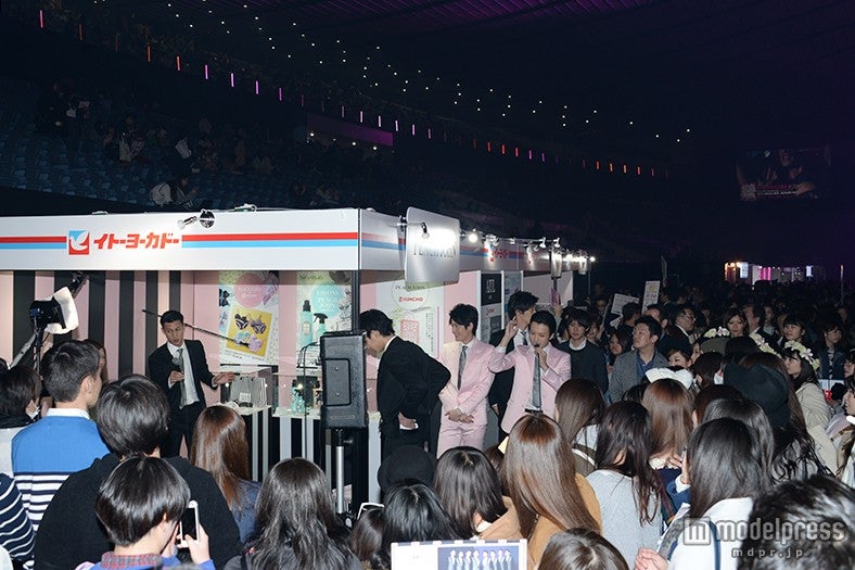 多くのファンが集結する中で“壁ドン”が繰り広げられ、熱気に包まれたイベントの様子