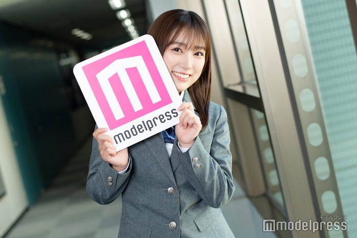 モデルプレスのロゴボードで“ひょっこりはんポーズ”をする矢吹奈子(C)モデルプレス