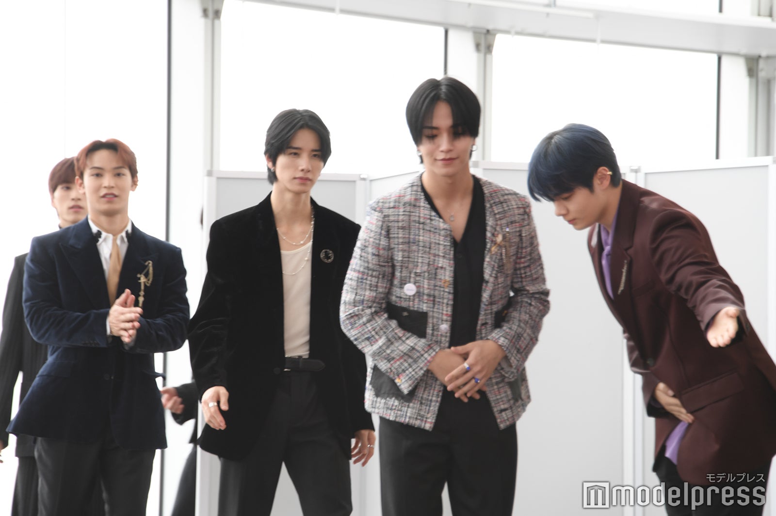 メンバーをアテンドする鶴房汐恩（右）（C）モデルプレス