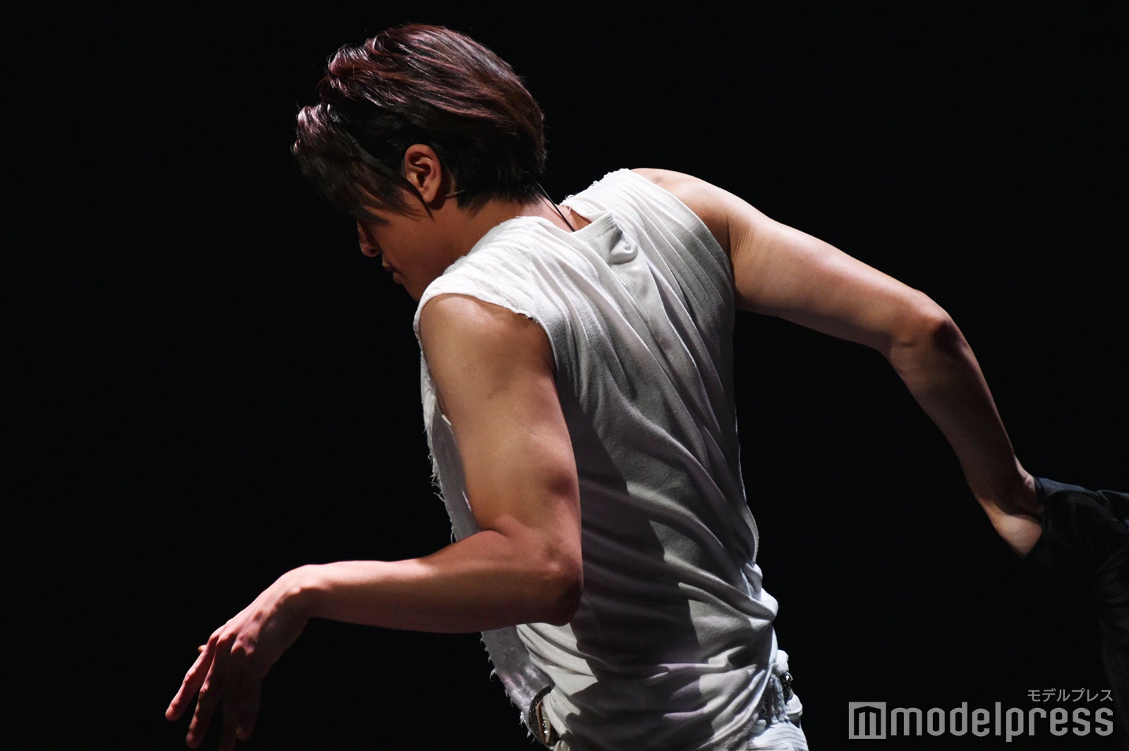 再演に向けて“暴君”ぶりとともにパワーアップした腕の筋肉を惜しみなく披露した内博貴（舞台の様子）（C）モデルプレス