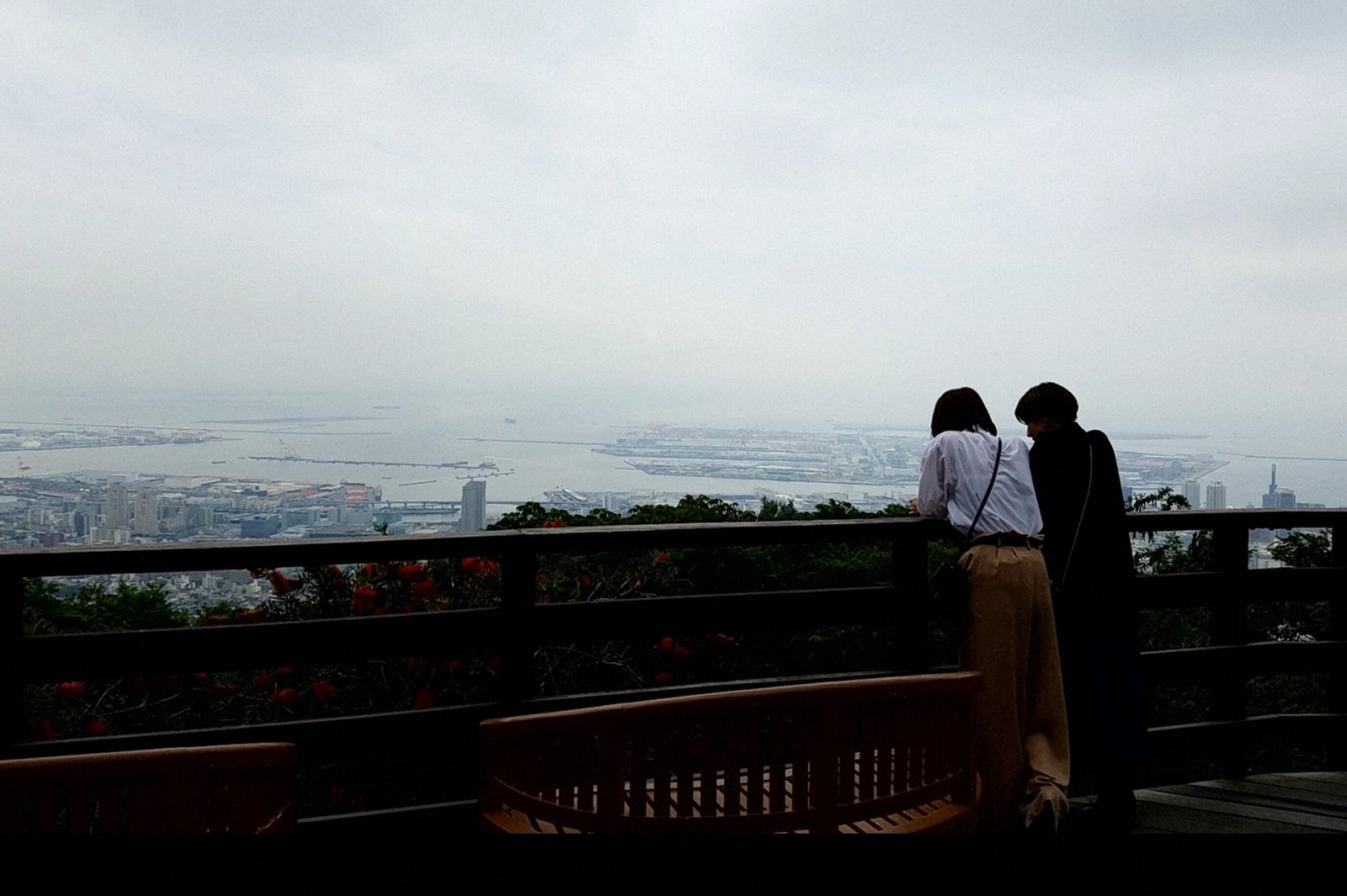 （左から）飯豊まりえ、ラブリ（C）TBS