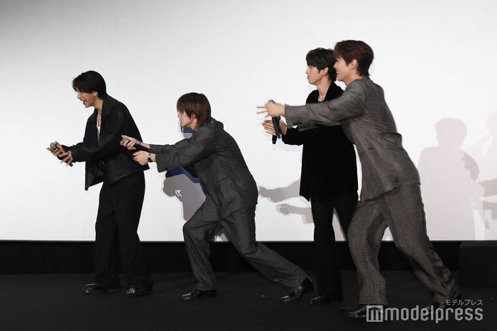 万全な体制で榊原有佑監督を迎え入れる池崎理人、佐野雄大、許豊凡、後藤威尊(C)モデルプレス