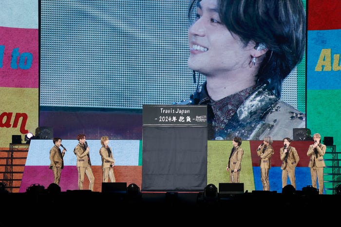 Travis Japan(左から)宮近海斗、吉澤閑也、七五三掛龍也、松田元太、中村海人、松倉海斗、川島如恵留/松田元太が代表して2024年の抱負を書き初めで発表(提供写真)