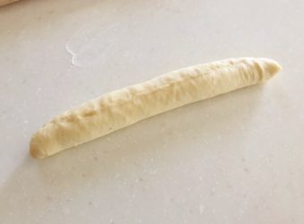 「パン・ヴィエノワ」のレシピ、手順④生地を巻いて棒状にし、きれいに成形し終わったところ