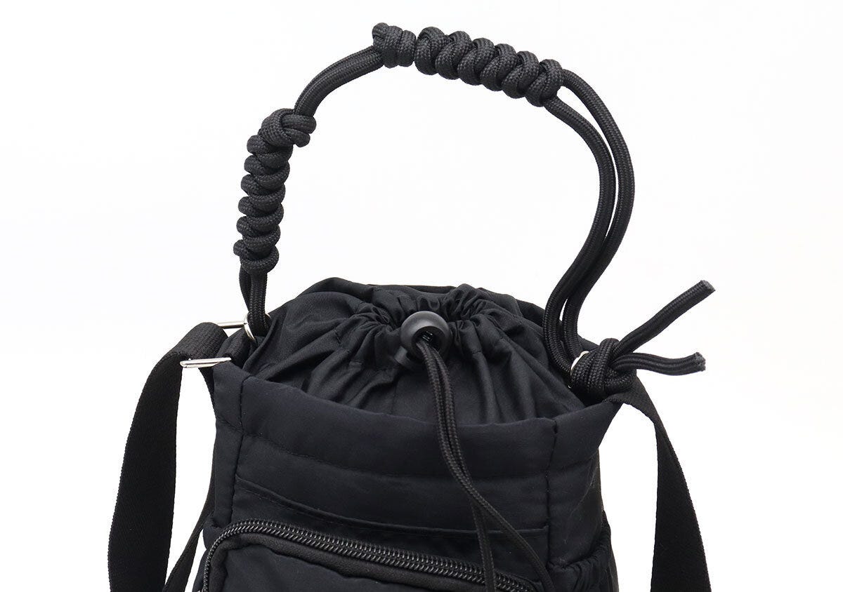 ひとつひとつ手編みされたショルダーバッグのハンドル部分のアップ