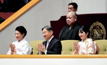 天覧相撲「愛子さまのお着物」に反応する声が続々 どこかで見たと思ったら 「全身は初めて」「帯がまた素敵」