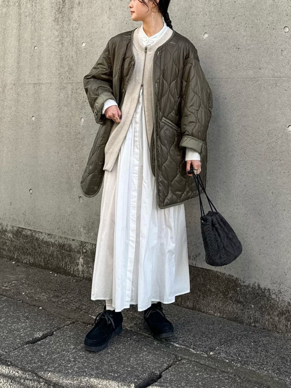 シャツワンピースは軽やかさがあり秋冬コーデにもおすすめです　出典：WEAR