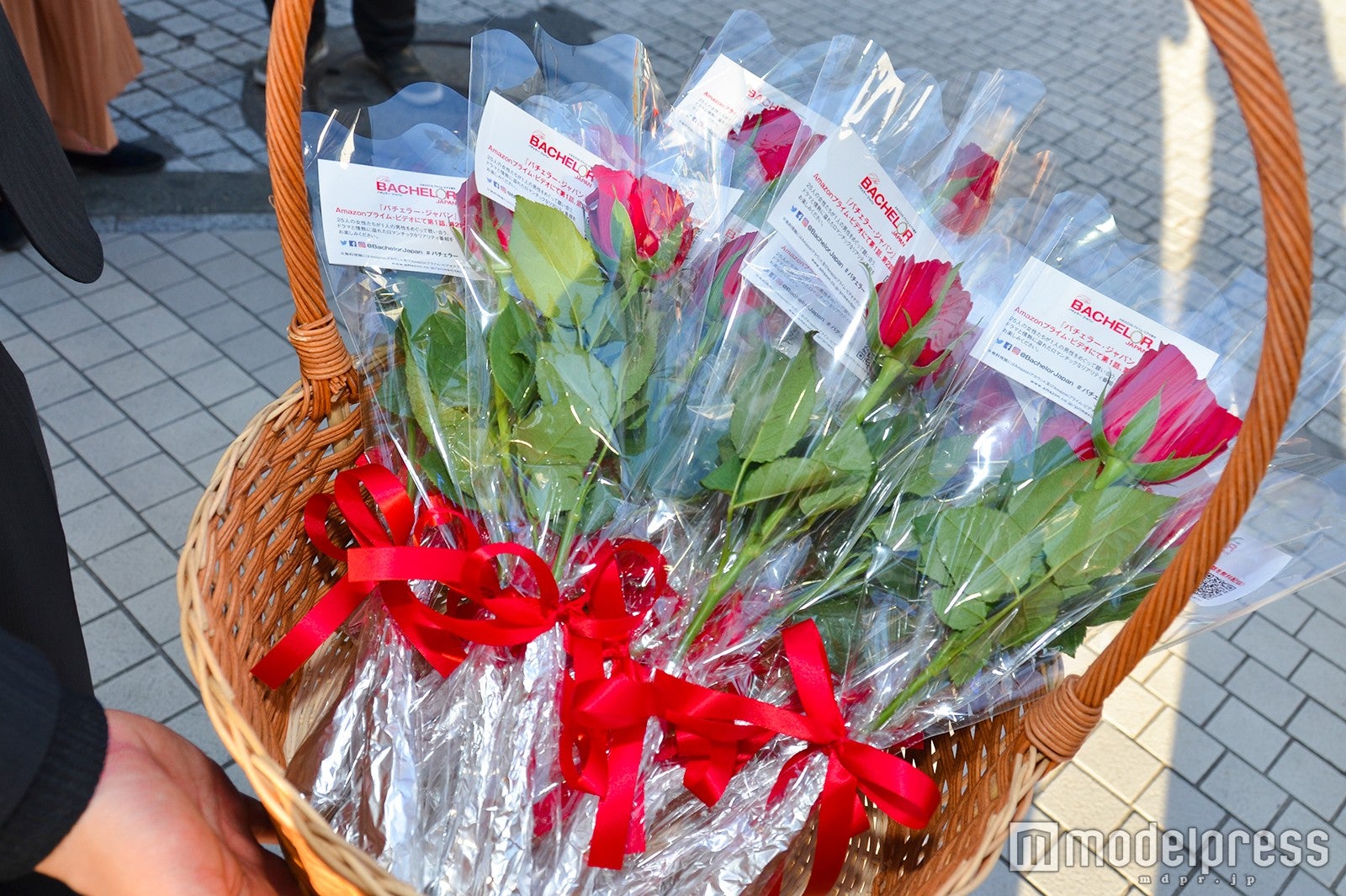 女性たちに渡していたローズ（C）モデルプレス