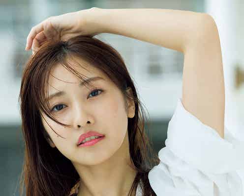 佐野ひなこ、美バスト輝く「原点回帰」グラビア披露