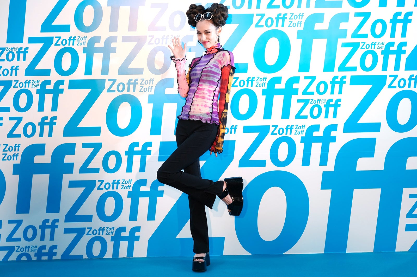 水原希子、事務所移籍後初の海外イベント “未来的ファッション”で魅了