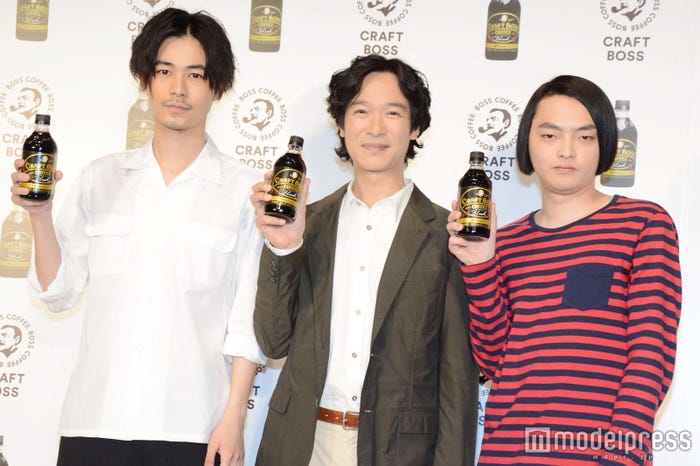 左から:成田凌、堺雅人、小澤慎一朗 (C)モデルプレス