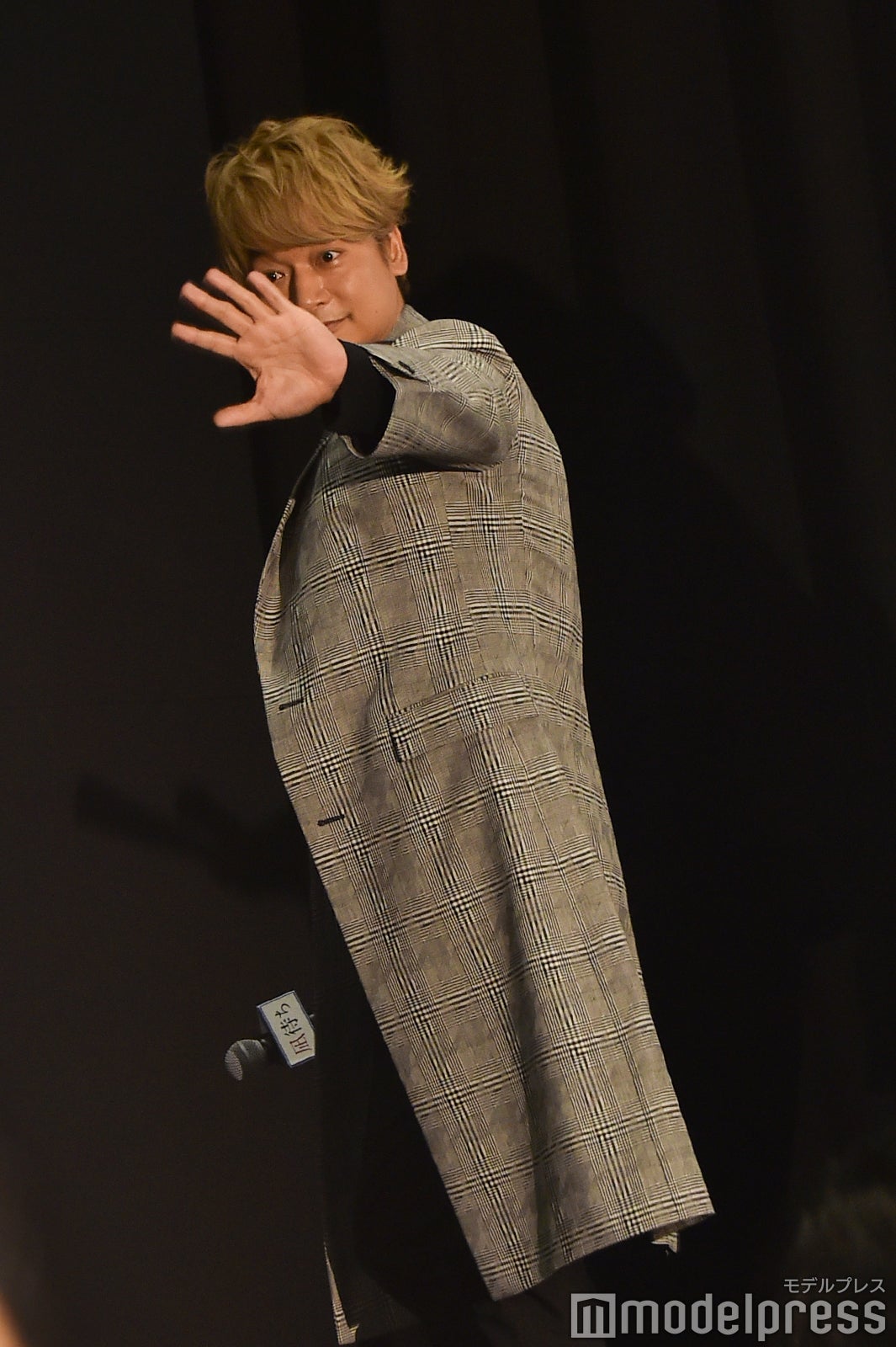 一人ひとりに向かって手を振る香取慎吾 （C）モデルプレス