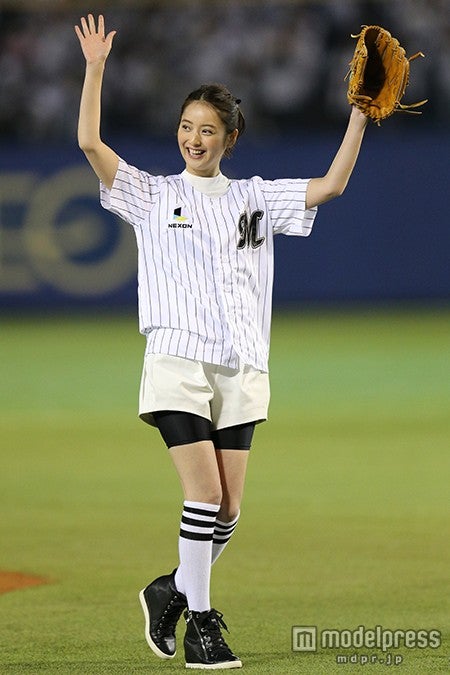 佐々木希、美脚全開キュートな初始球式「リベンジしたい」