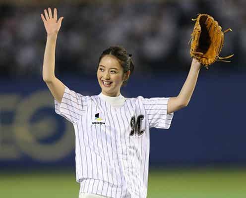 佐々木希、美脚全開キュートな初始球式「リベンジしたい」