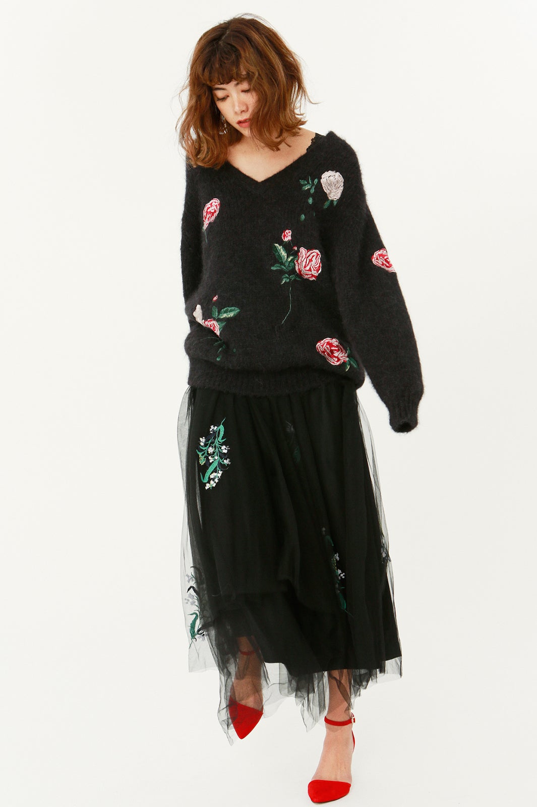 フラワー刺繍ニット￥22,000、エンブロイダリーチュールスカート￥24,000、セパレートパンプス￥19,000／以上FRAY I.D（C）TOPLOG