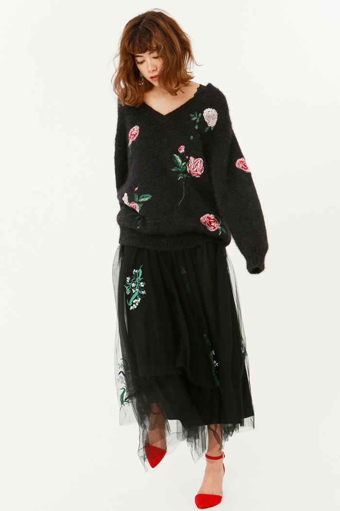 フラワー刺繍ニット¥22,000、エンブロイダリーチュールスカート¥24,000、セパレートパンプス¥19,000/以上FRAY I.D(C)TOPLOG
