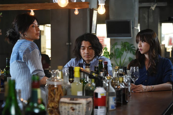 山口智子、瑛太、深田恭子/「ハロー張りネズミ」第8話より(C)TBS