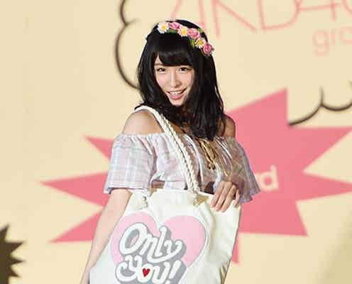 AKB48川本紗矢、美デコルテ全開スタイルで初挑戦「緊張しました」