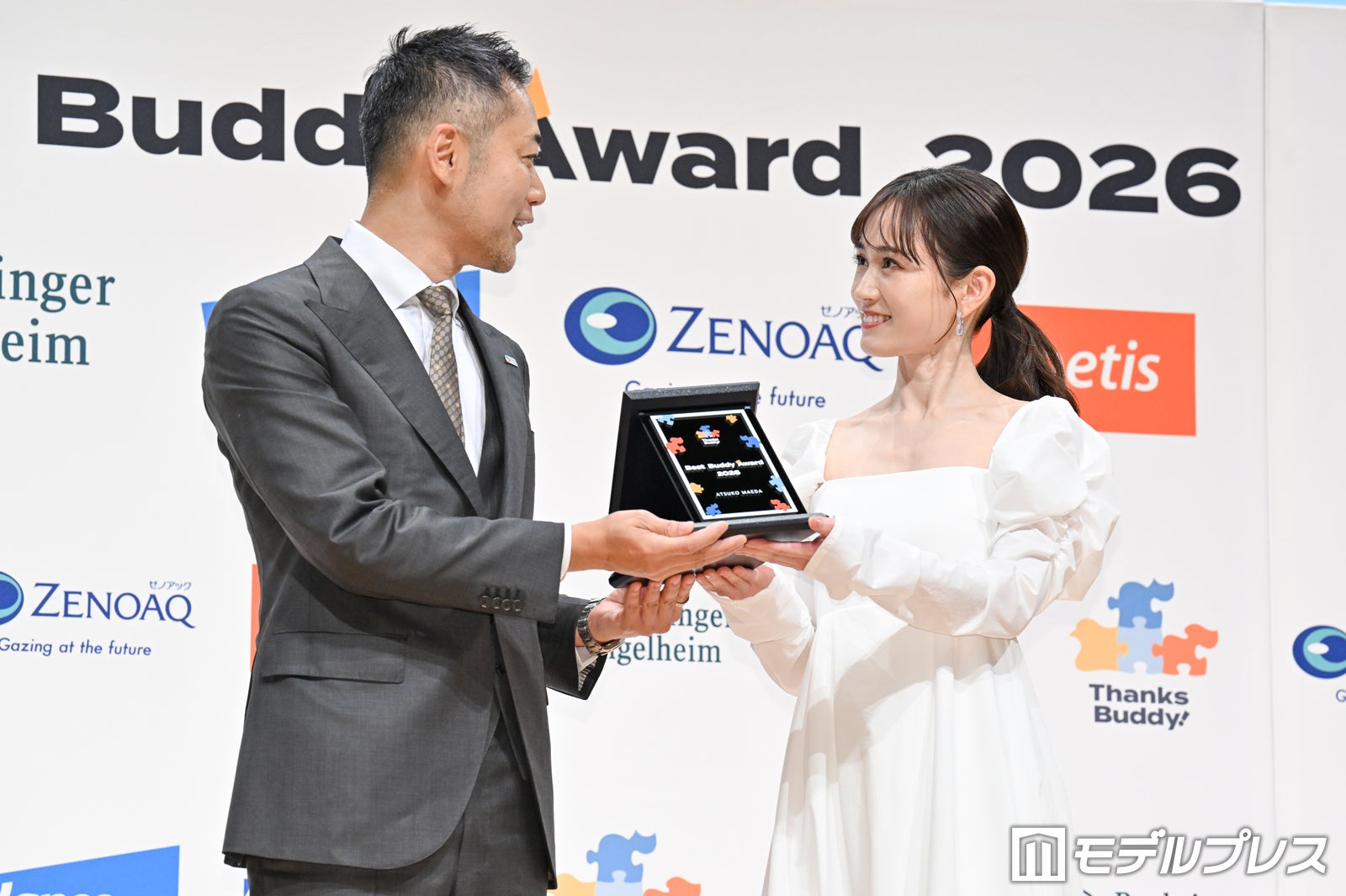 上野弘道氏、前田敦子（C）モデルプレス