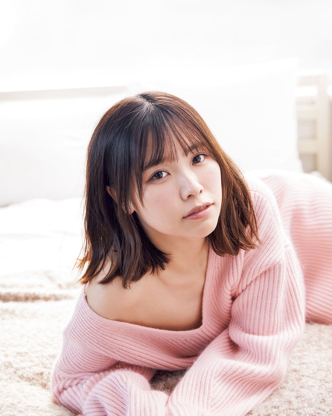 中国人コスプレイヤー・Liyuu、無防備な肩出し　キュートなバレンタインプレゼントに変身