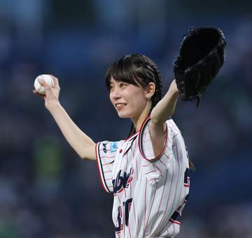 ヤクルト モデルで俳優の佐藤菫がファーストピッチセレモニー「緊張しましたけど光栄です」