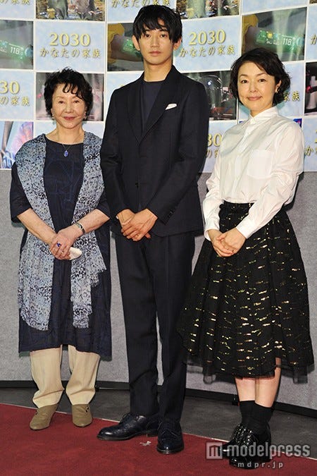 (左から)渡辺美佐子、瑛太、小林聡美