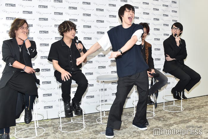 「振り子運動」をする西銘駿 (C)モデルプレス